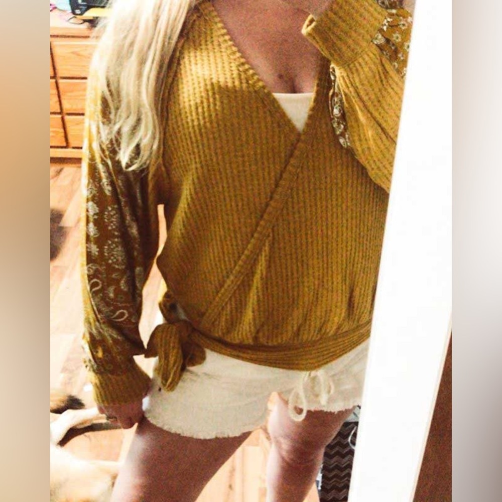 NWOT- LIME LUSH BOUTIQUE- mustard cross with tie knot at bottom sweater.